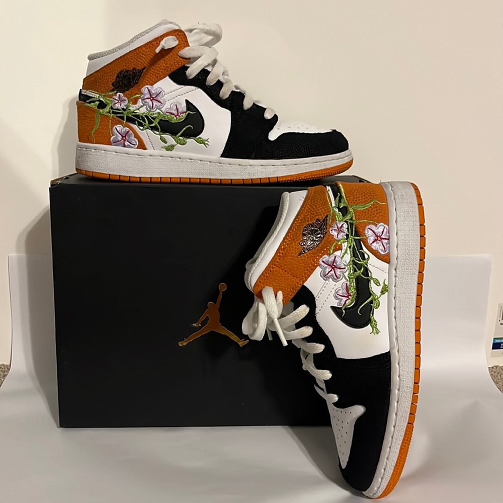 WHITE/BLACK-STARFISH AIR JORDAN 1 MID SE (GS)